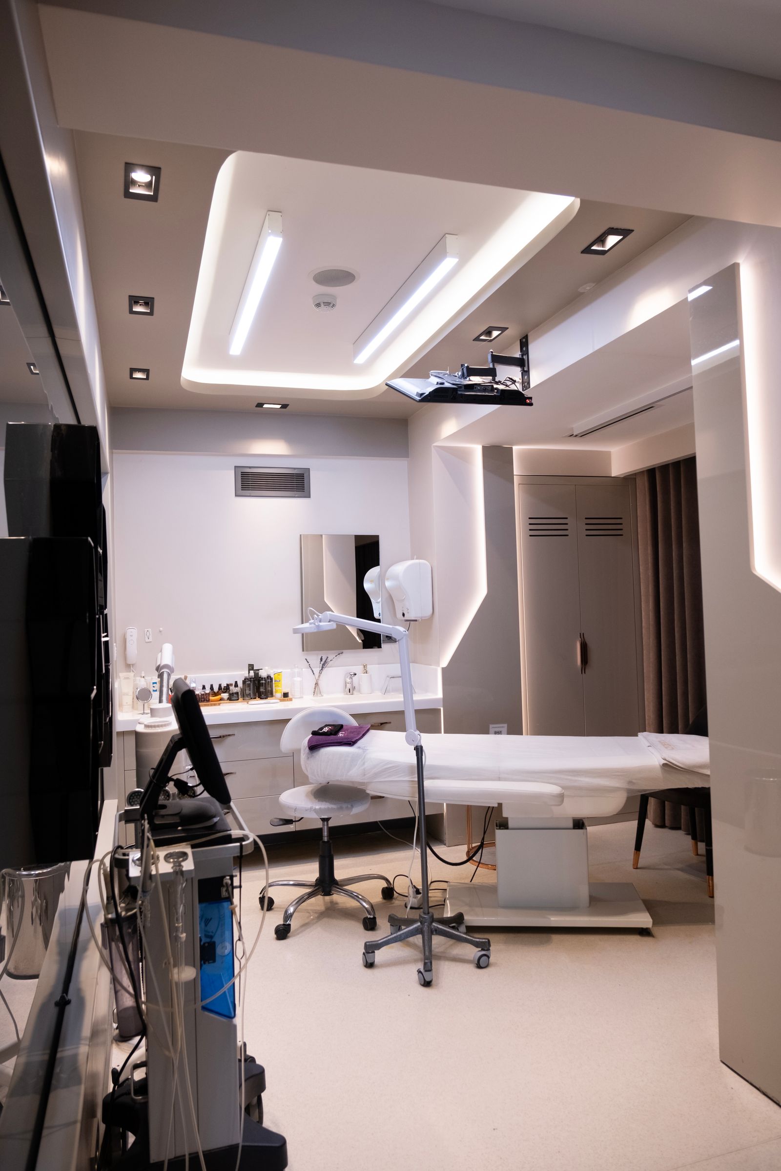 Moderne og rent behandlingsrum på en klinik